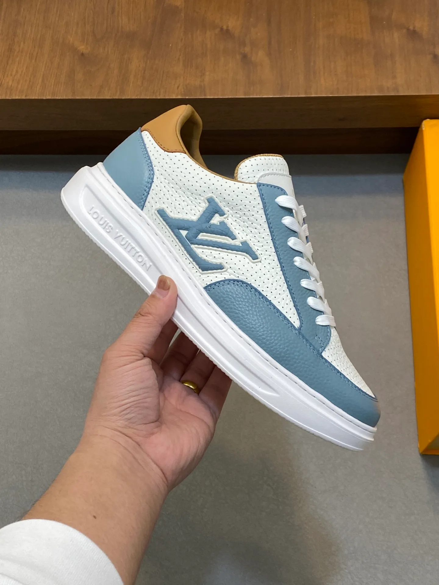 Factory Price: 400💰LV🔍Top Purchasing Agency🇮🇹 Lu Street Boy’s popular sports shoes counter synchronized, uppers imported from Italy cowhide fabric, high-quality complex splicing crafts, imported water-dyed cowhide lining cowhide feet Sole: Original sole provided by the original factory, T men's men's shoes 💰U exclusive movable molded sole, super comfortable, original factory follow-up goods, 🔍🔍high quality, can be entered and exited the counter at will, welcome to compare, code number 39-44 (order 38 45)